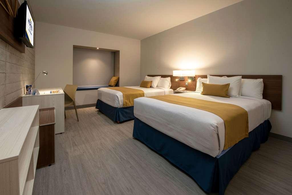 Microtel Inn & Suites By Wyndham Irapuato Room photo