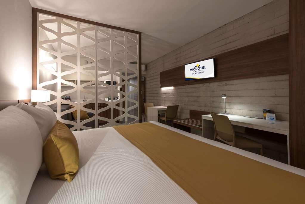 Microtel Inn & Suites By Wyndham Irapuato Room photo