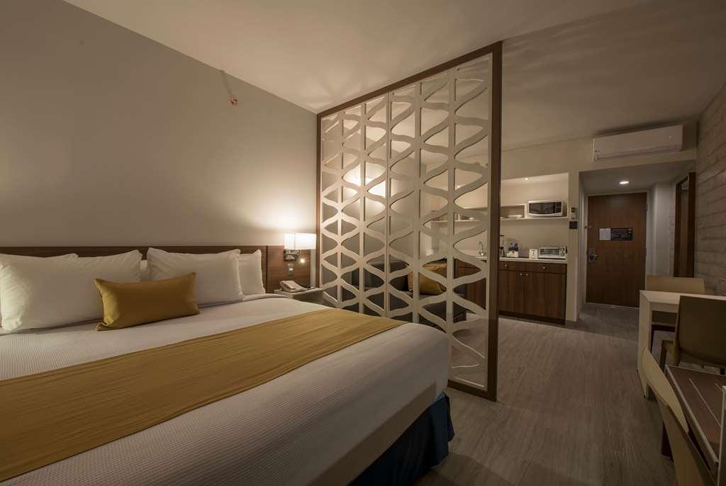 Microtel Inn & Suites By Wyndham Irapuato Room photo