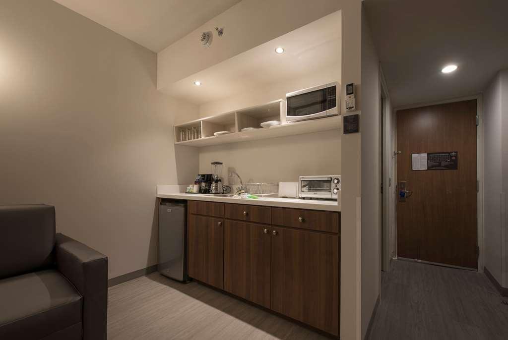 Microtel Inn & Suites By Wyndham Irapuato Room photo